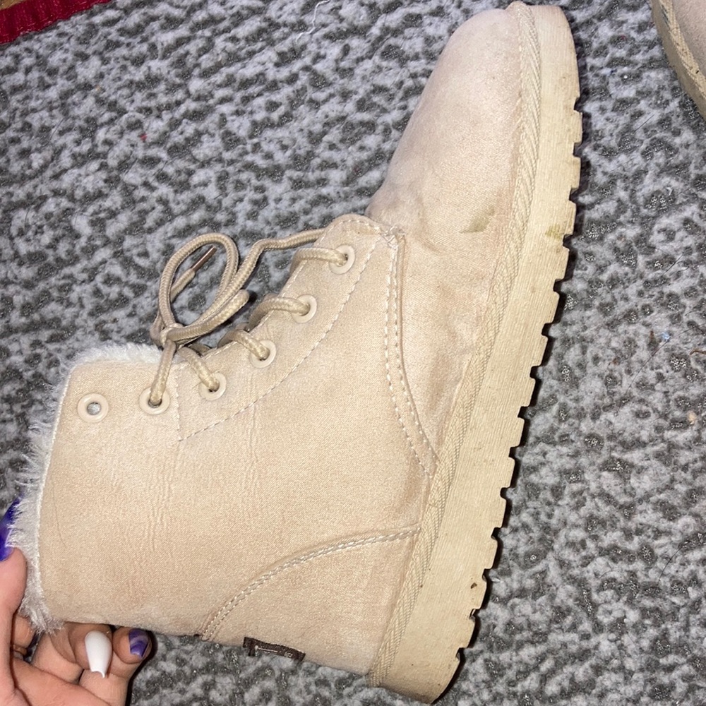 Selling these boots they don’t fit, been worn, creased will be cleaned before.